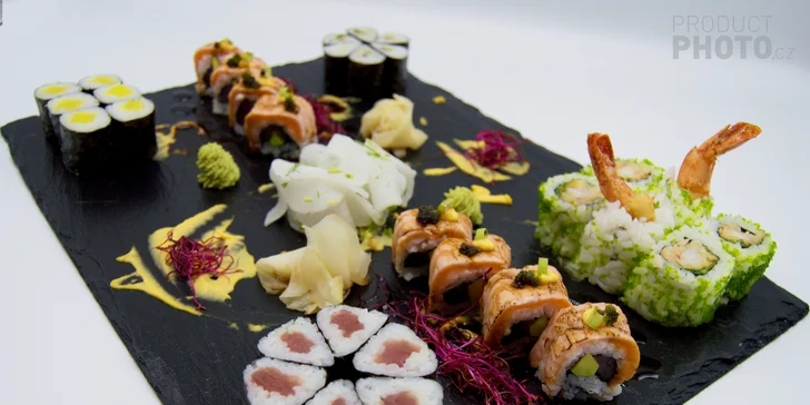 Ve větším setu zkusíte pět druhů sushi – s lososem, kaviárem i krevetou.