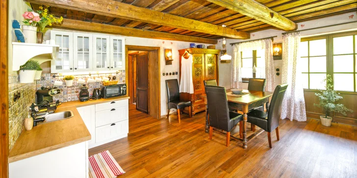 Zabydlet se můžete v pokoji, apartmánu (na fotce) či bungalovu. 