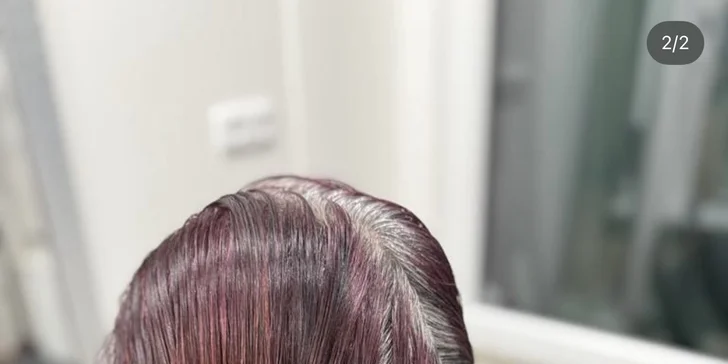Pokud zvolíte balíček s novým účesem, čeká vás mytí vlasů, regenerace, střih dle vašeho výběru, foukaná a závěrečný styling.
