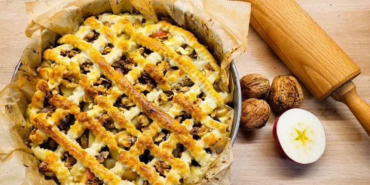 V piknikovém koši nechybí pečivo, vejce, domácí marmeláda, granola i moučník, šunky, sýry a další dobroty.