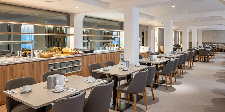V nové hotelové restauraci si vychutnáte snídaně a případně i večeře.