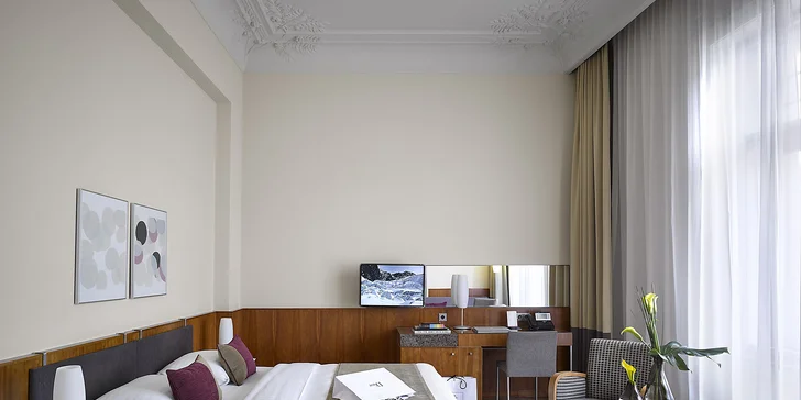 Všechny pokoje mají klimatizaci, TV se satelitními programy, trezor, minibar, příslušenství pro přípravu kávy a čaje a připojení k internetu.