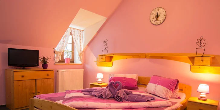 ... nebo apartmán s manželskou postelí a dvěma oddělenými postelemi.