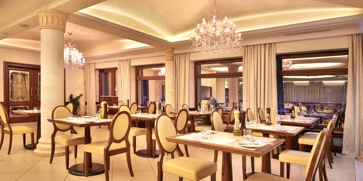 V hotelu můžete ukázat své nejlepší šaty, k elegantnímu prostředí se budou náramně hodit.