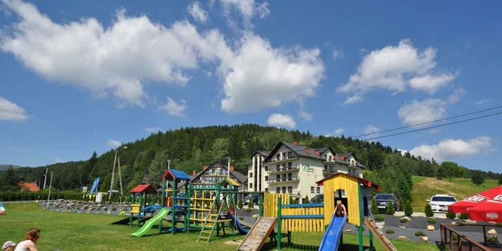 Deti sa môžu hrať na vonkajšom ihrisku alebo v herni vo vnútri hotela. Majú tu aj detské spa!