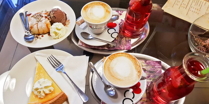 Italská káva Cosmai, jablečný koláč nebo cheesecake a limonáda s ovocem