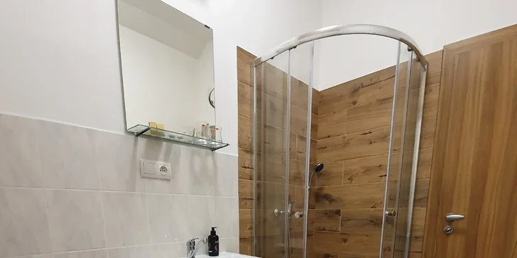 Součástí pokojů je koupelna se sprchovým koutem a WC.