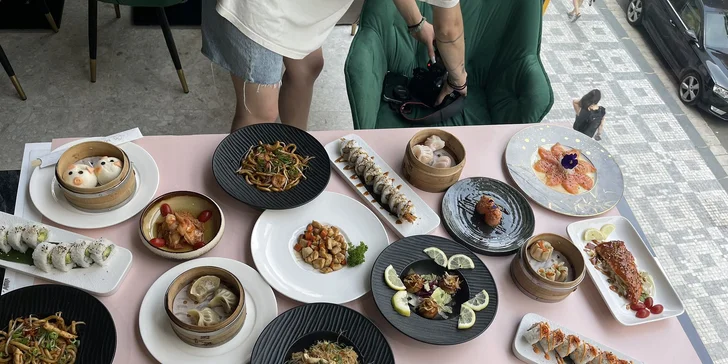 Z menu si můžete nabídnout klasické sushi i fusion rolls, masa a mořské plody na grilu, nudlové pokrmy a mnoho dalšího. 