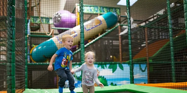 Pro malé skokany je k dispozici pět trampolín.