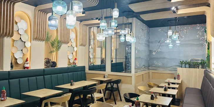 Na výběr máte základní sushi menu, ve kterém najdete avokádové a lososové maki i mini tempury.