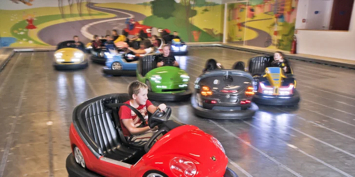 Závodit se dá na vnitřním autodromu i venkovních šlapacích kárách. 