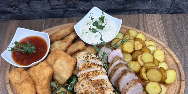 K tomu všemu se bude podávat grilovaná zelenina, bramborové dukátky, domácí tatarka a sladká chilli omáčka. 