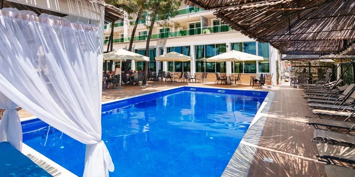 Bydlete budete ve 4* hotelu s bazénem. 