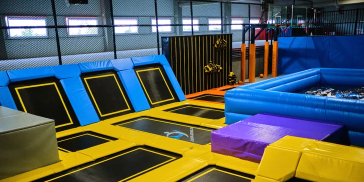 Jsou tu trampolíny, lezecká stěna, ninja dráha a další atrakce. 