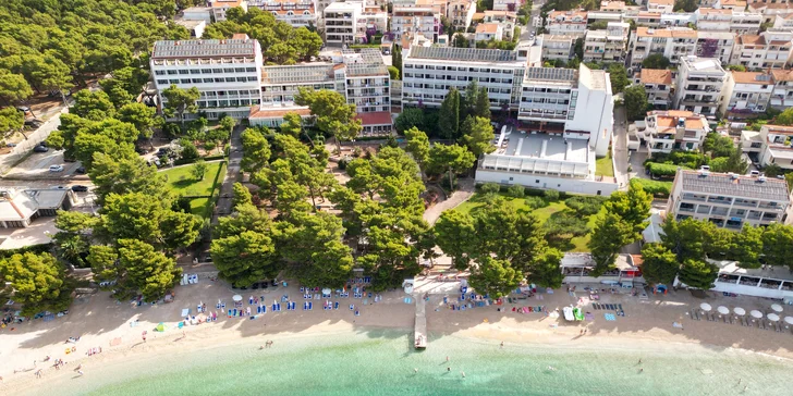 Dovolená na Makarské: pobyt ve 3* hotelu se stravou a neomezeným vstupem do bazénu