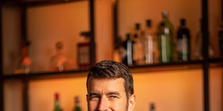 Během zhruba 2hod. posezení vás zkušený alkoholog provede nejen jednotlivými vzorky, ale i fascinujícím příběhem rumu.