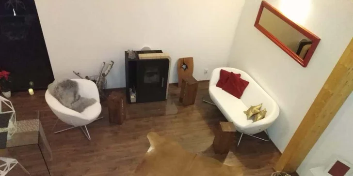 Ložnice je na galerii, ze které je vidět na ostatní místnosti. 