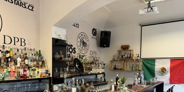 Nebude chybět karafa vody a lehké občerstvení. 