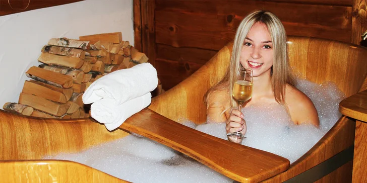 Že je víno zlepšovák nálady, to jste asi tušili. Zároveň ale vyhlazuje vrásky a působí proti stárnutí pokožky – a to už je dobrý důvod, proč se v něm rovnou vykoupat.