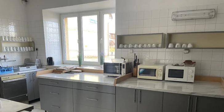 Všem hostům je k dispozici společná vybavená kuchyně s jídelnou. Využít můžete i venkovní terasu s posezením.
