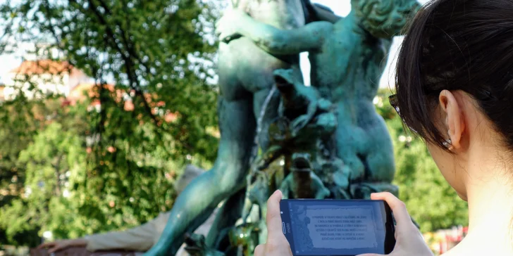 Jindy se budete setkávat s virtuálními postavami, které vám budou odhalovat příběh a zadávat úkoly. 