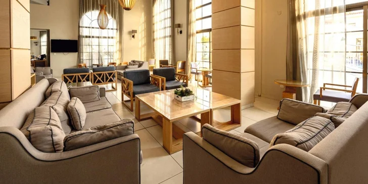 Hlavní restaurace denně servíruje pestrou přehlídku mezinárodních klasik.
