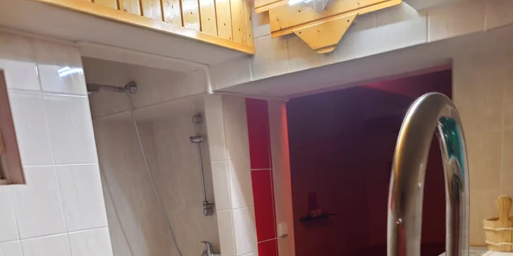 Poté sauně se můžete osvěžit v ochlazovacím bazénku nebo pod sprchou. 