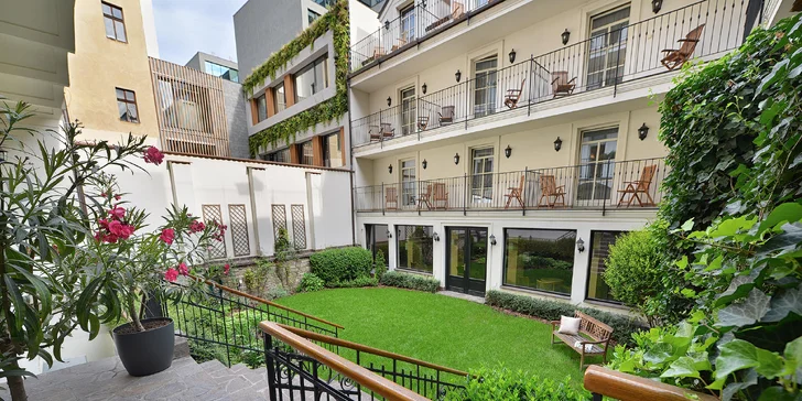 Hotel se nachází přímo v centru, kousek od tramvajové zastávky Na Knížecí.