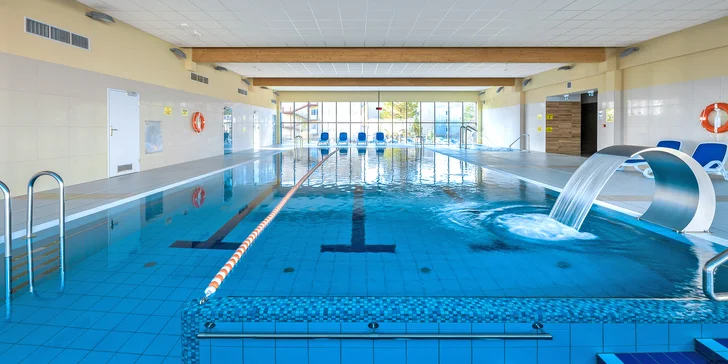 Hotel disponuje vnútorným bazénom aj wellness so saunou a vírivkou.