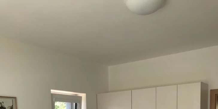 Kuchyňka je plně vybavená včetně varné desky a lednice.