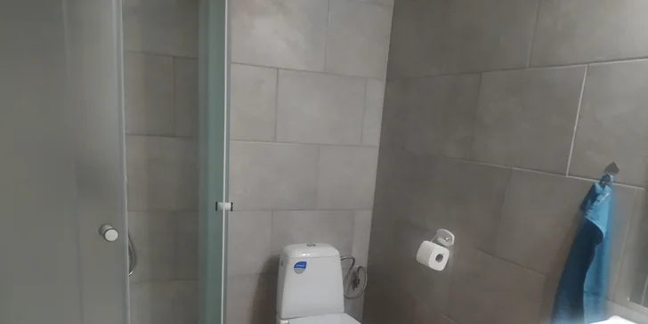 Každý pokoj má soukromou koupelnu se sprchou a WC.