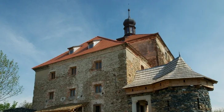 Pivovar stojí blízko středověké tvrze.