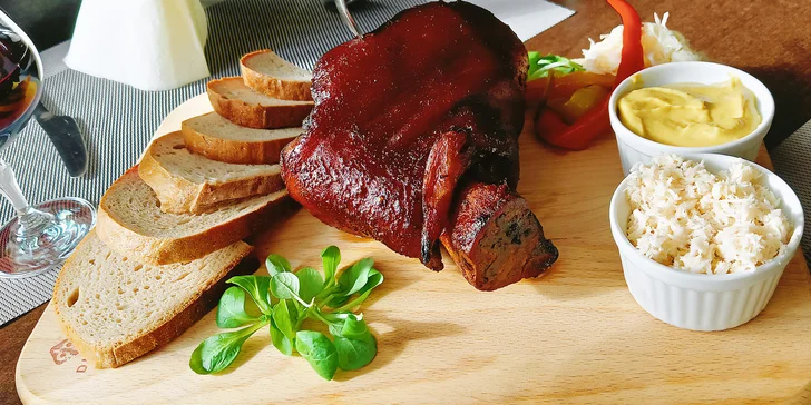Marinované koleno v restauraci v Prachovských skalách: s křenem, chlebem i kozími rohy