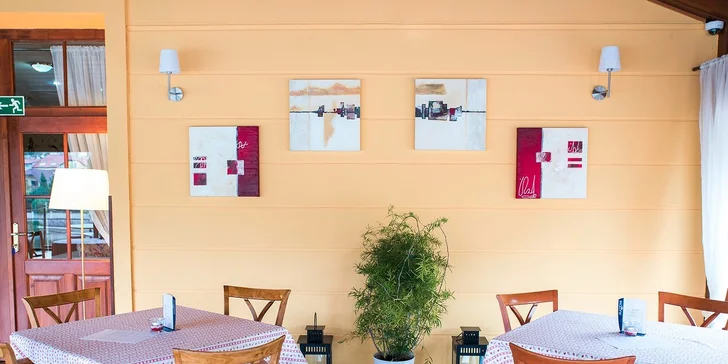 V romantické hotelové restauraci vás každý den pohostí snídaní formou rautu a večeří či obědem formou dvouchodového menu.