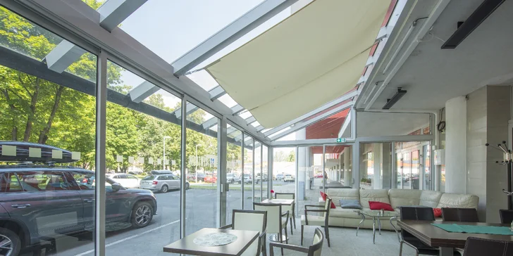 Restaurace má vlastní prosklenou terasu.