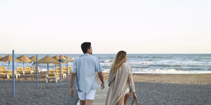 Pláž je hned u hotelu, stačí přejít pobřežní promenádu.