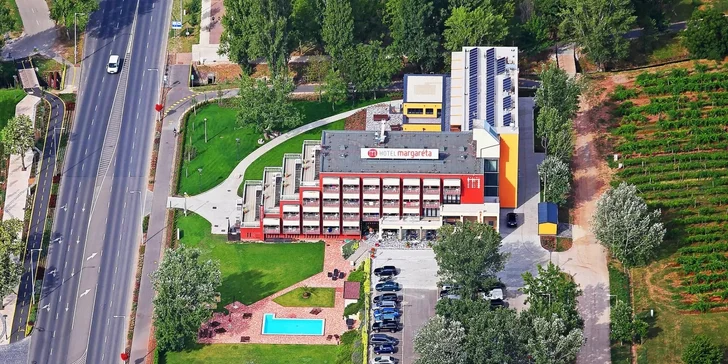 Přímo u hotelu pohodlně zaparkujete, přijet ale můžete i vlakem, zastávka je asi 20 minut chůze odtud.