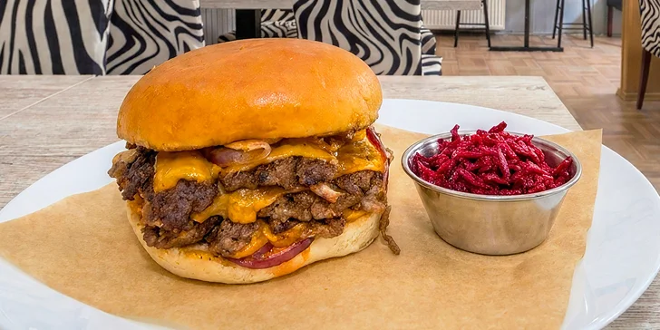 Jeden či dva smash jihoafrické burgery s hovězím a čedarem v máslové bulce a salát z řepy