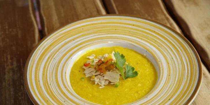 Na rozehřátí dostanete u obou menu polévku, a pak už se můžete vrhnout na všechny mexické specialitky.