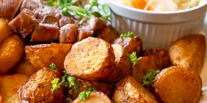  A aby to všechno klouzalo krásně do krku, o to už se postará nakládaný zelný salátek a wasabi mayo.