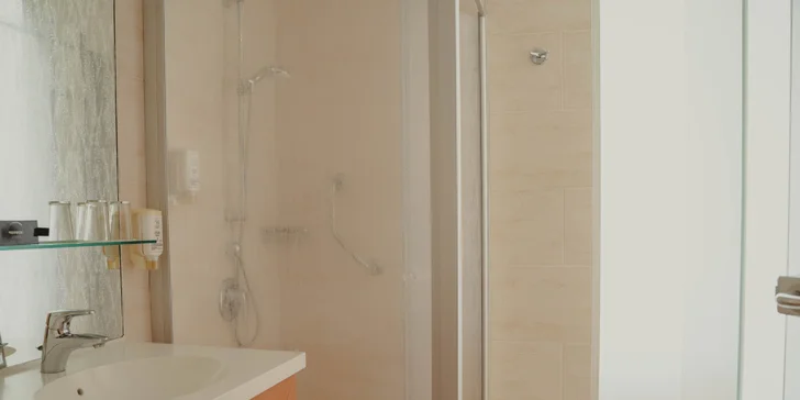 Koupelna se sprchou nebo vanou je samozřejmostí. 
