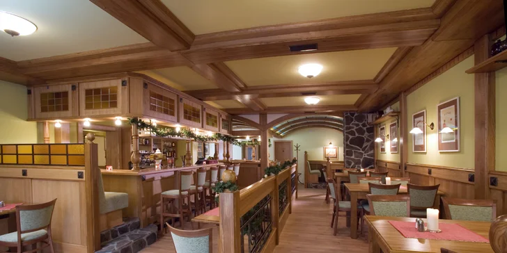 Na čepu je pivo Únětice a Pilsner Urquell, v lahvích pak spousta belgických piv. 