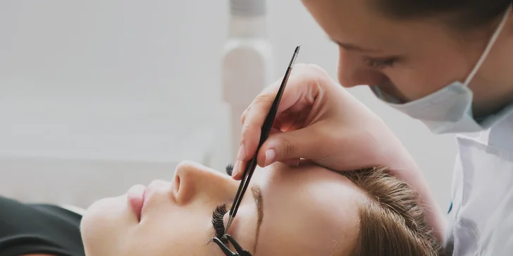Lash Lifting je revolučná metóda, ktorá pozdvihne vaše mihalnice od korienkov, čím opticky zväčší vaše oči