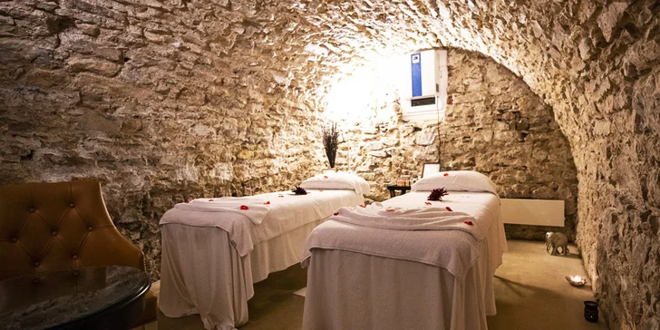 V ceně je sauna, masáž, péče o vlasy, manikúra i sklenka prosecca či šálek kávy.
