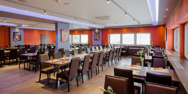 Súčasťou hotela je Á la carte reštaurácia, business reštaurácia, zimná záhrada, bar a záhrada s altánkom.