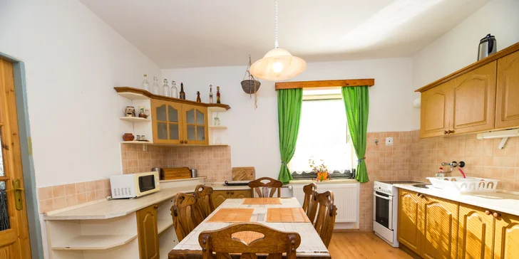 Každý apartmán má vlastní kuchyňku.  Vždy je tu i velký jídelní stůl. 