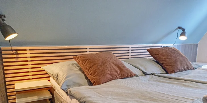 Pokoje jsou prostorné a moderně zařízené. 