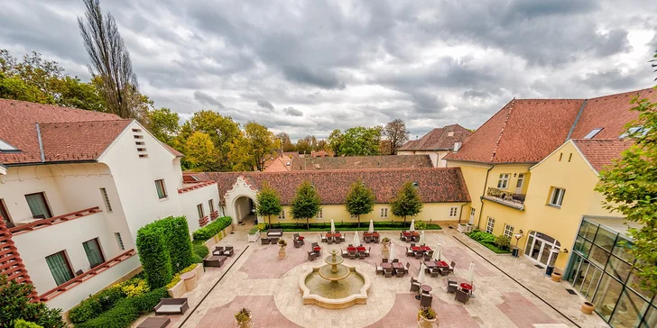 Jednou z nejkrásnějších částí hotelu je Barokní slavnostní dvůr. Uprostřed dvora se nachází fontána z bílého mramoru, obklopená subtropickými rostlinami.
