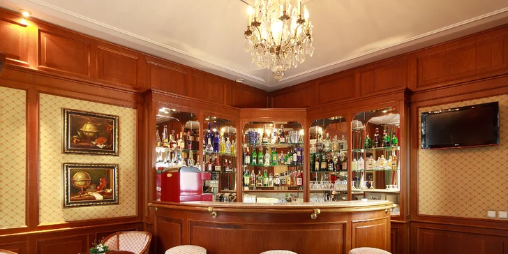 V lobby baru si dáte přípitek hned po příjezdu do hotelu.