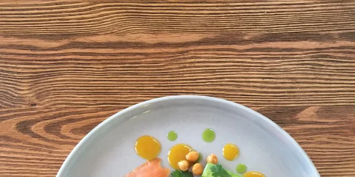 Některé varianty zahrnují 15% slevu na à la carte menu. 